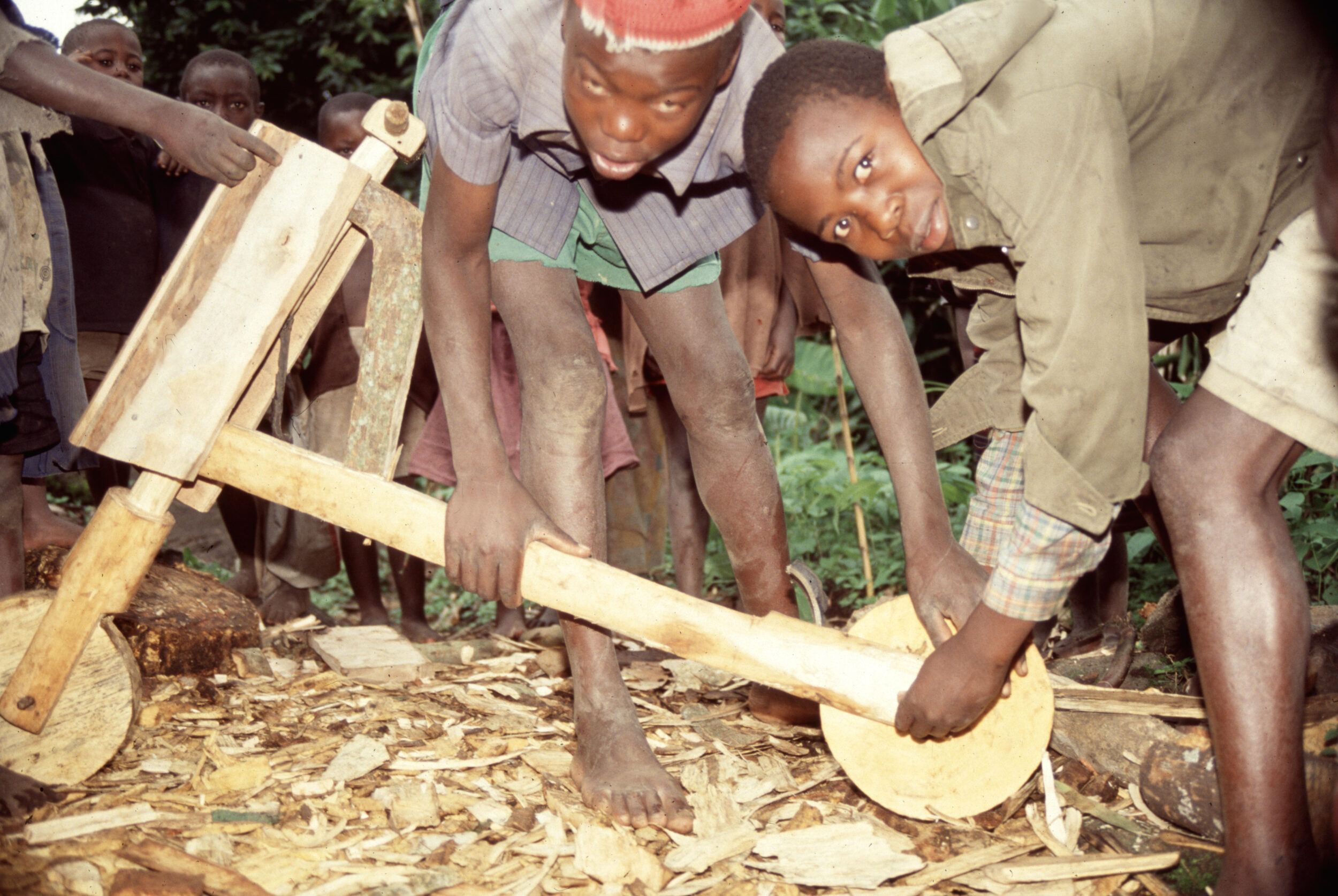 Kinder aus Ruanda arbeiten an ihrem Roller