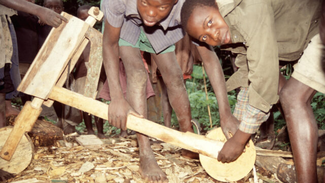 Kinder aus Ruanda arbeiten an ihrem Roller