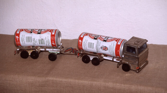 Öl-Transporter aus Bierdosen - handgemachtes Kinder-Spielzeug aus Tansania