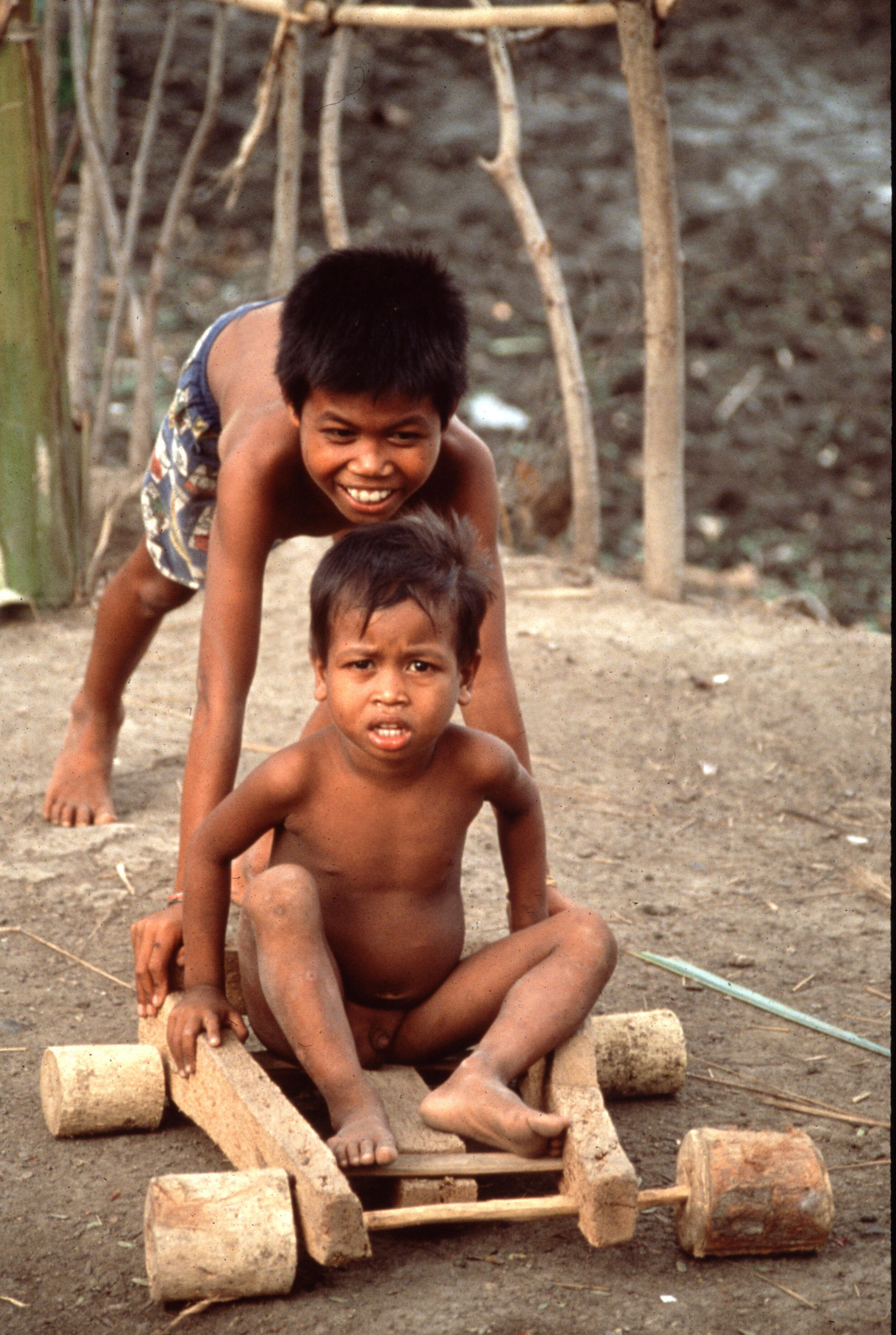 Kinder beim Gokart-Fahren, auf Lombok, Indonesien